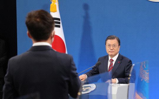 문재인 대통령이 18일 청와대 춘추관에서 열린 신년 기자회견에서 기자들의 질문을 받고 있다. 연합뉴스